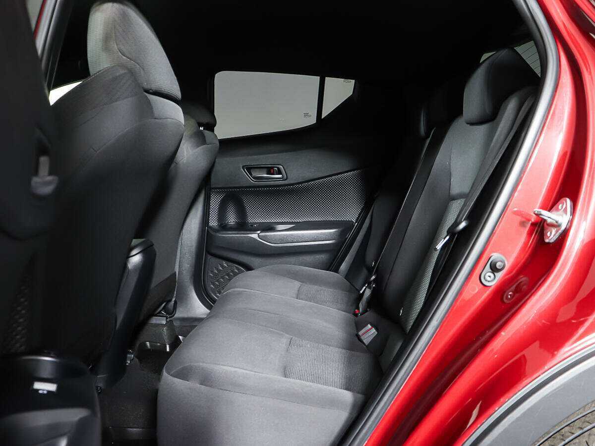 Toyota C-HR 2019 года с пробегом. Фото: #9