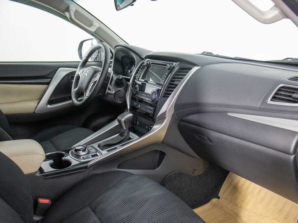Mitsubishi Pajero Sport 2017 года с пробегом. Фото: #9