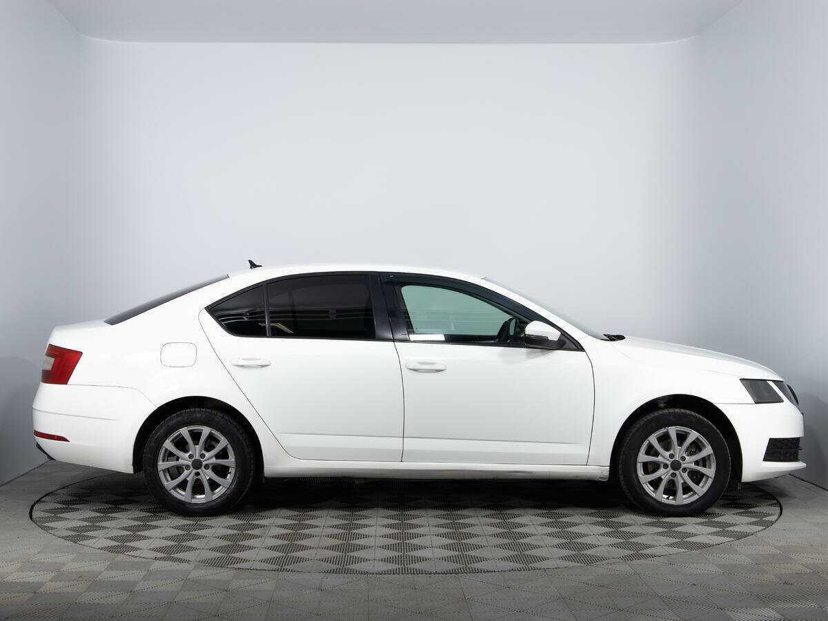 Б/У Шкода Октавия 2018 года. Фото: #3