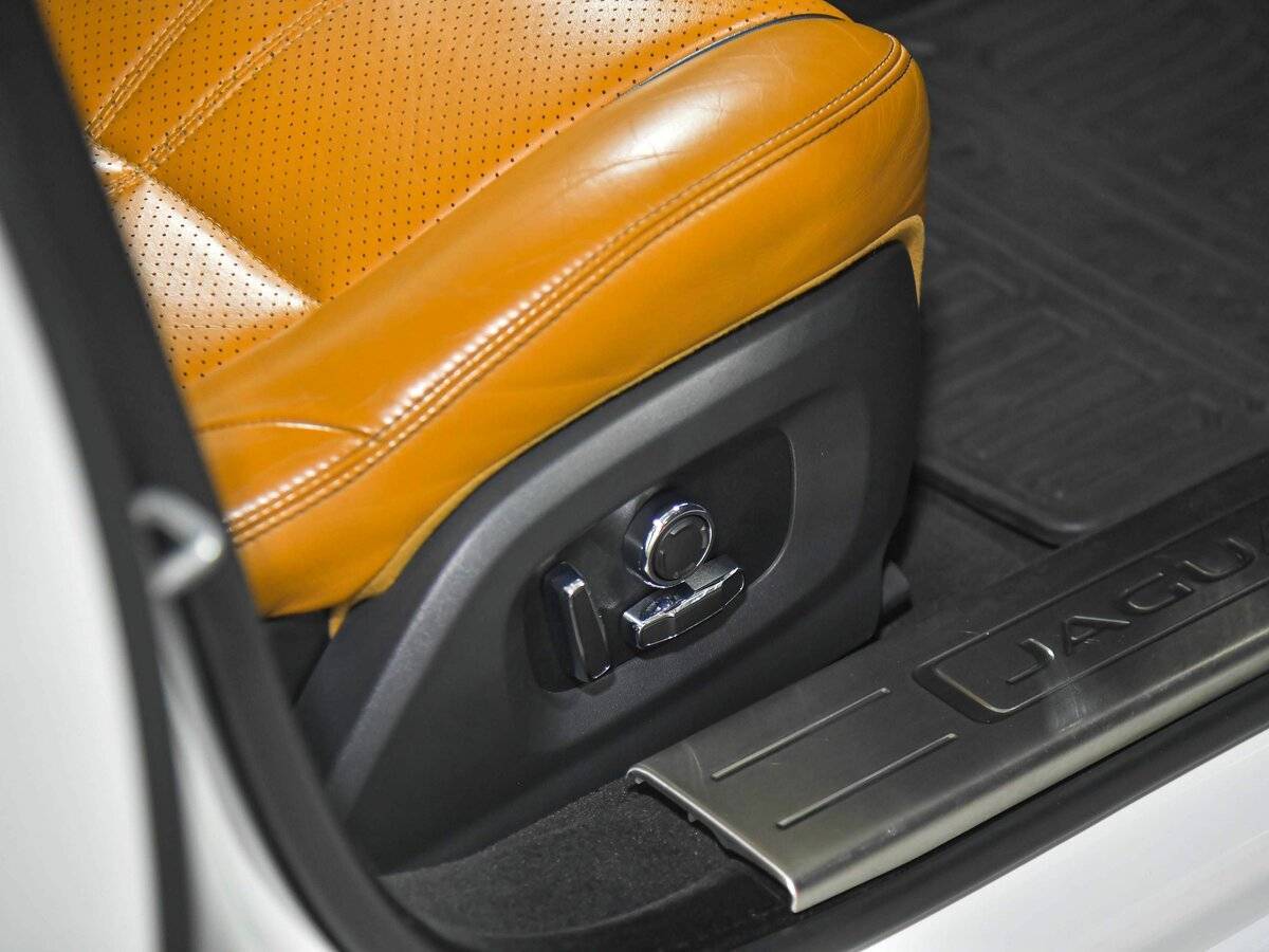 Jaguar XJ 2016 года с пробегом. Фото: #20